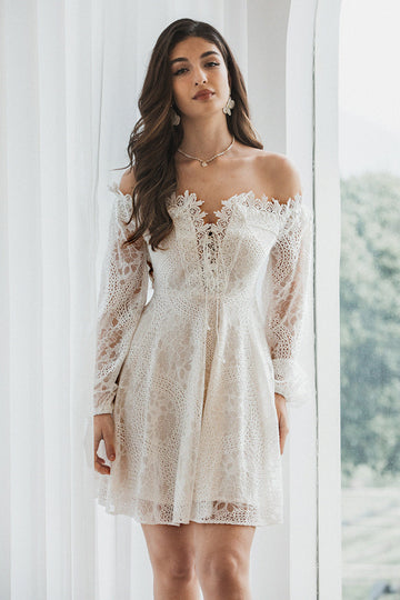 Vestido blanco de encaje con hombros descubiertos y mangas largas